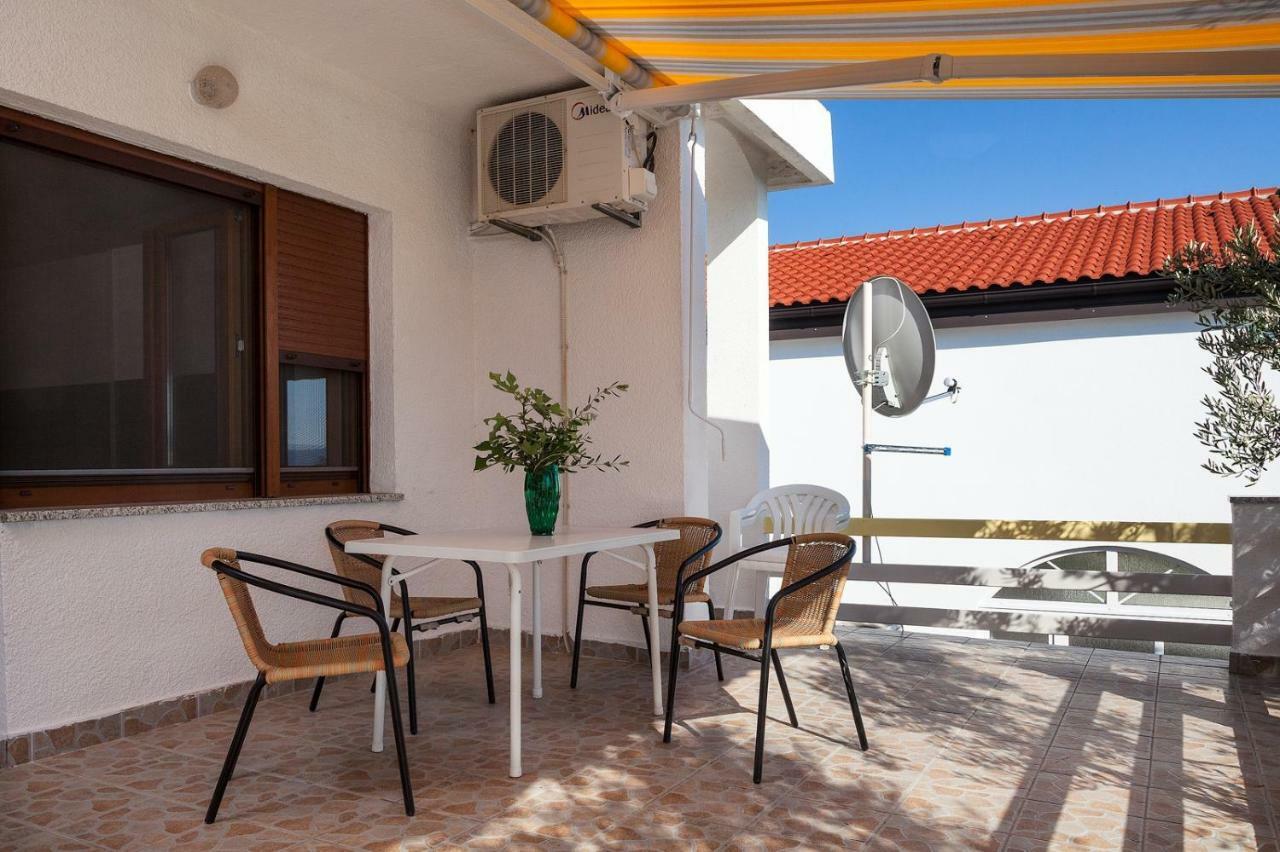 Apartment Milka By The Sea Karlobag Dış mekan fotoğraf